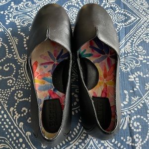 Born 10w black flats NWOT